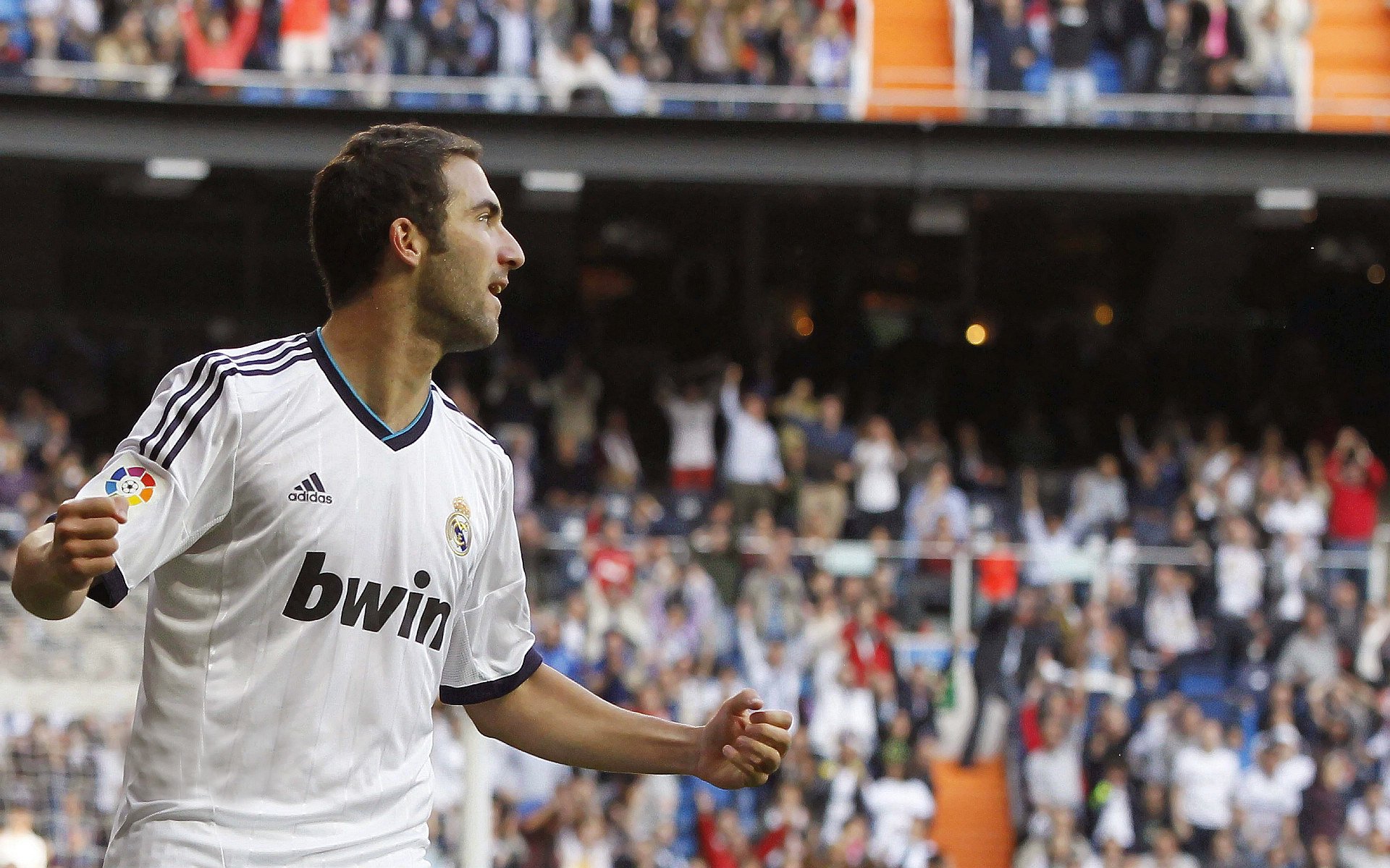 _温暖瞬间：运动员赛后帮助对手站起来_，运动员受伤后继续比赛的精神